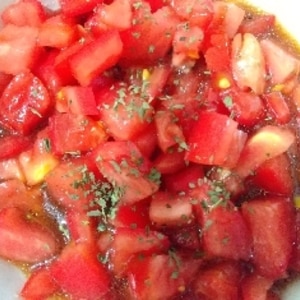 にんにくが隠し味　トマトの角切りサラダ